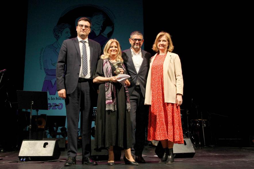 Delegación municipal con la galardonada