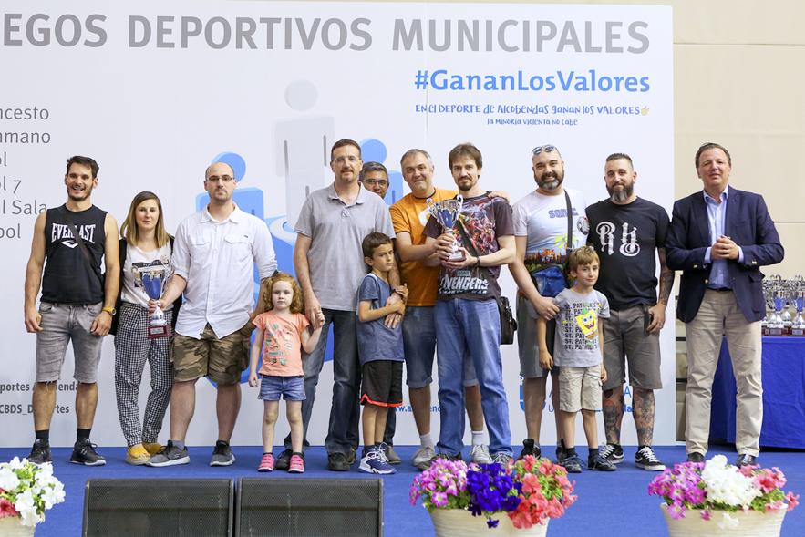 Concejales María Espín, Juan Francisco Figueroa, autoridades y deportistas.  Entrega Premios Competiciones Locales 2018-19 - 165323