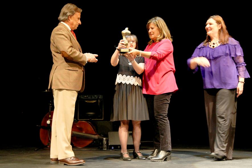 Entrega Premios Atenea y Hombres por la Igualdad - Imagen de la presentadora de los premios junto al alcalde García de Vinuesa, la joven con sindrome de Down premiada y la concejal.