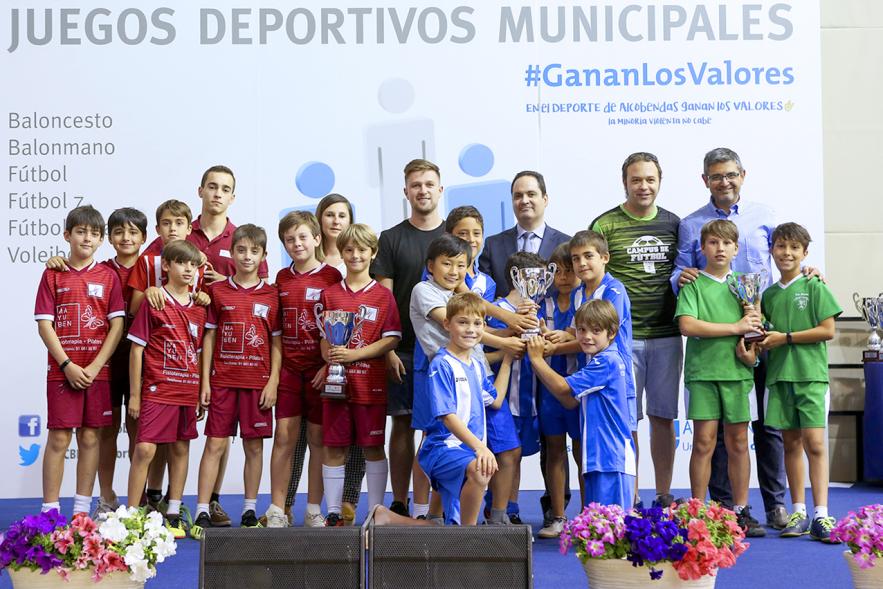 Alcalde Rafael Sánchez, autoridades, entrenadores y deportistas. Entrega Premios Competiciones Locales 2018-19 