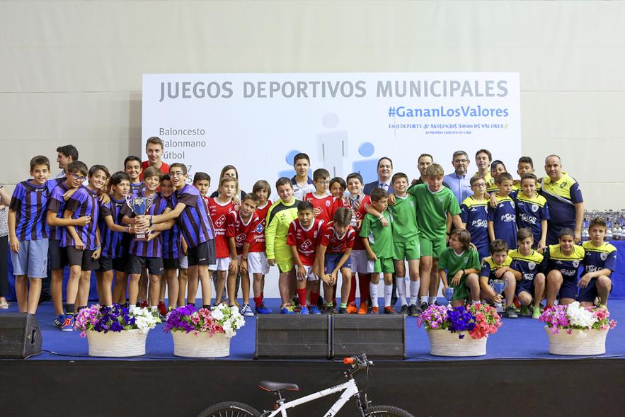 Alcalde Rafael Sánchez, concejales María Espín, autoridades y deportistas. Entrega Premios Competiciones Locales 2018-19 -