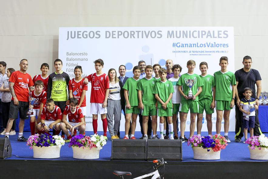 Alcalde Rafael Sánchez y deportistas. Entrega Premios Competiciones Locales 2018-19 