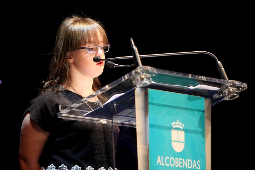 Entrega Premios Atenea y Hombres por la Igualdad -  Primer plano de la joven con síndrome de Down, premiada, Carmen Recena.