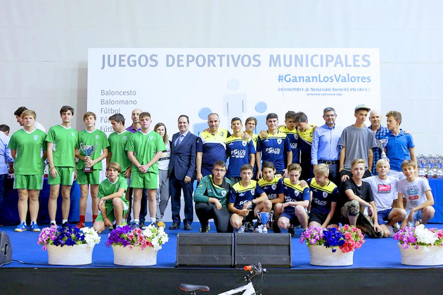 Alcalde Rafael Sánchez, concejales María Espín y deportistas. Entrega Premios Competiciones Locales 2018-19 - 