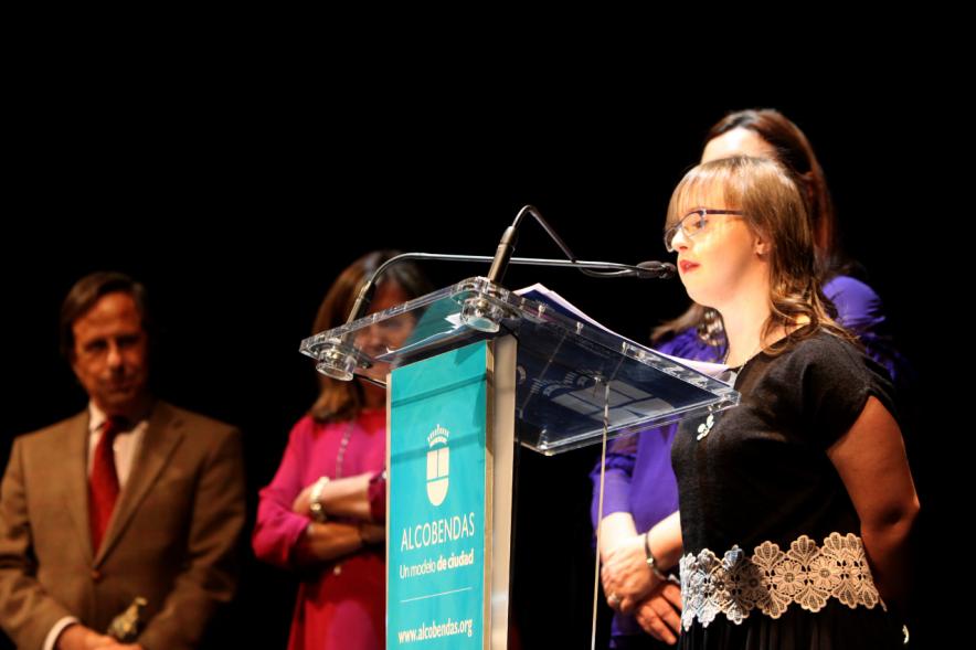 Entrega Premios Atenea y Hombres por la Igualdad -  Primer plano del discurso de la premiada Carmen Recena  junto al alcalde García de Vinuesa.