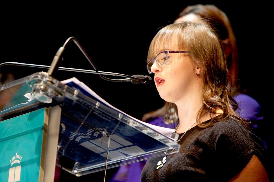 Entrega Premios Atenea y Hombres por la Igualdad - Primer plano del discurso de la premiada Carmen Recena .