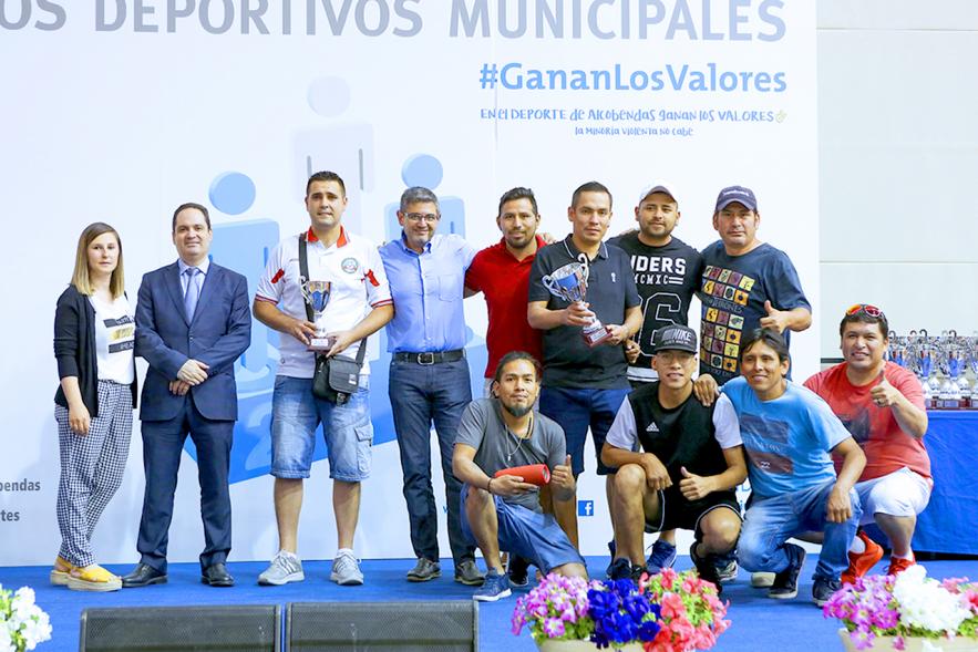 Alcalde Rafael Sánchez, concejal María Espín y participantes. Entrega Premios Competiciones Locales 2018-19 