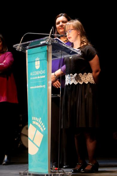 Entrega Premios Atenea y Hombres por la Igualdad -  Primer plano de la joven con síndrome de Down, premiada,  Carmen Recena en su discurso.
