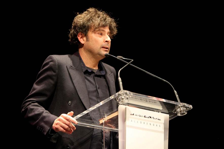 Rafael Boeta Pardo, dramaturgo, poeta, actor y profesor feminista dando las gracias por ser premiado