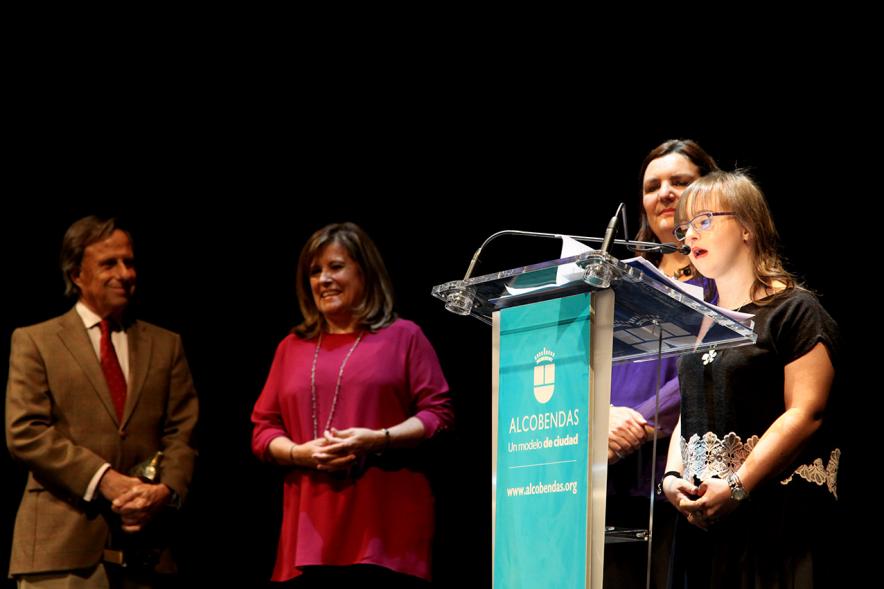Entrega Premios Atenea y Hombres por la Igualdad -  Primer plano de la joven con síndrome de Down, premiada,  Carmen Recena en su discurso.
