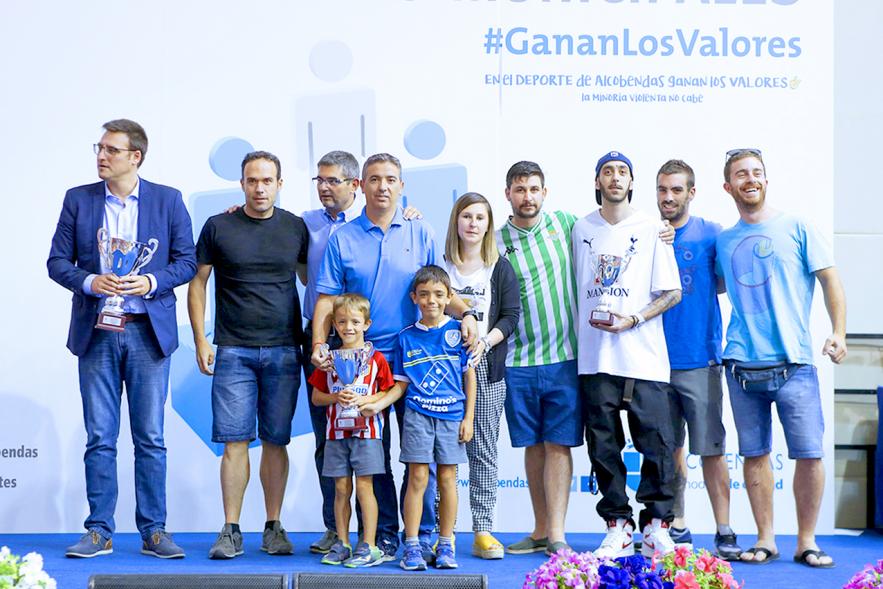 Alcalde Rafael Sánchez, concejal, Miguel Ángel Arranz, deportistas y participantes. Entrega Premios Competiciones Locales 2018-19