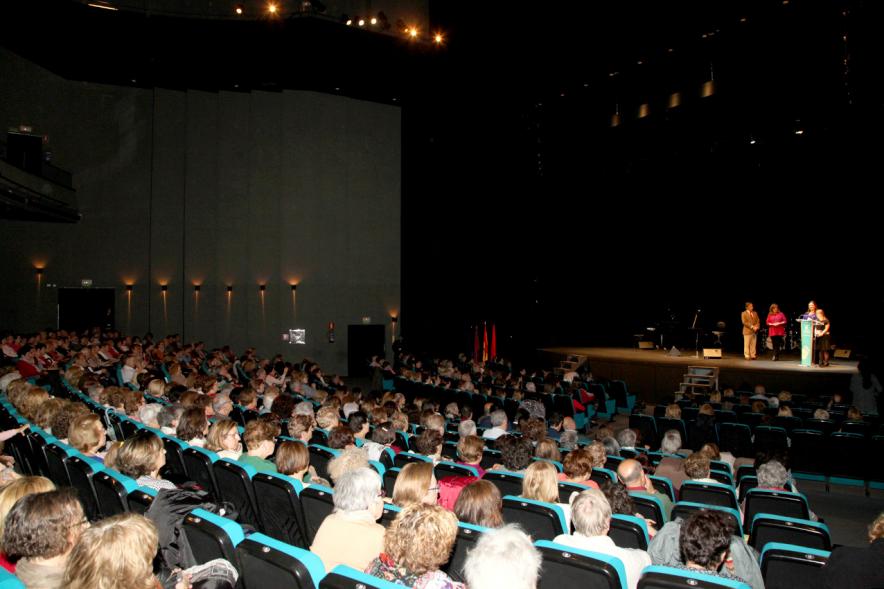 Entrega Premios Atenea y Hombres por la Igualdad - Imagen lateral del teatro con los asistentes .