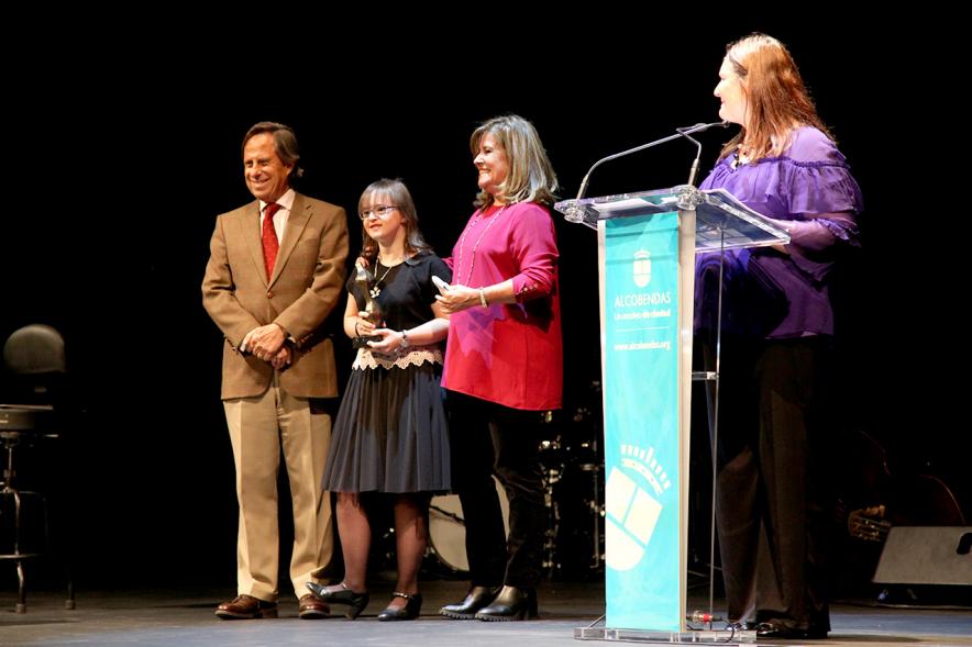 Entrega Premios Atenea y Hombres por la Igualdad - Imagen de la presentadora de los premios junto al alcalde García de Vinuesa, la joven con sindrome de Down premiada y la concejal.