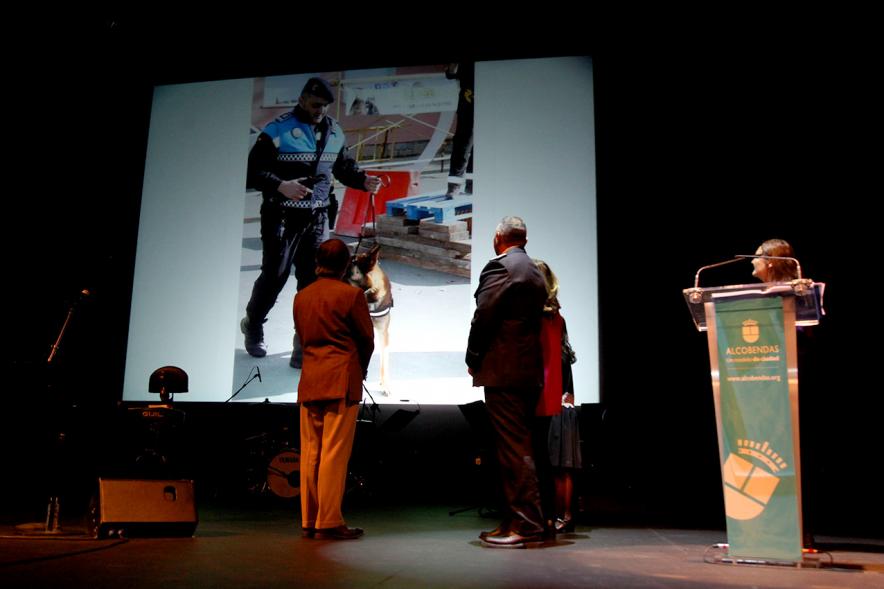 Entrega Premios Atenea y Hombres por la Igualdad - Imagen de la presentación gráfica del premiado D. Alfonso Toribio en la pantalla del teatro.