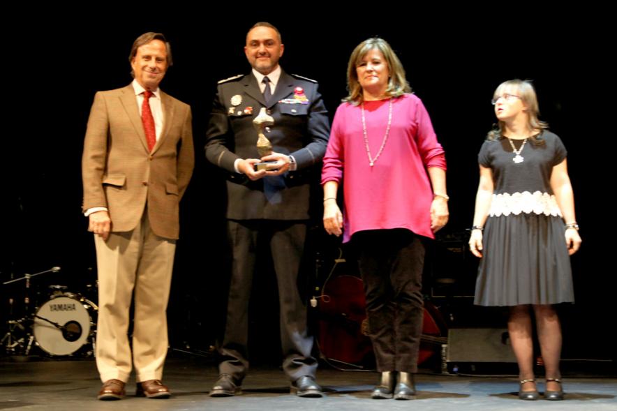 Entrega Premios Atenea y Hombres por la Igualdad -Posado de los premiados:  Carmen Recena y Alfonso Toribio, con el alcalde García de Vinuesa y las concejales..