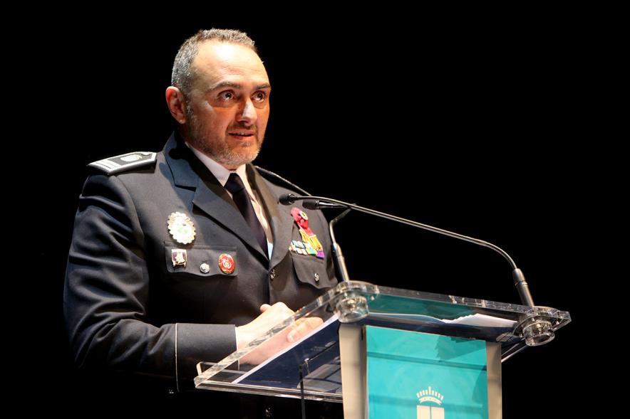 Entrega Premios Atenea y Hombres por la Igualdad - Imagen del discurso del policía municipal premiado Alfonso Toribio.