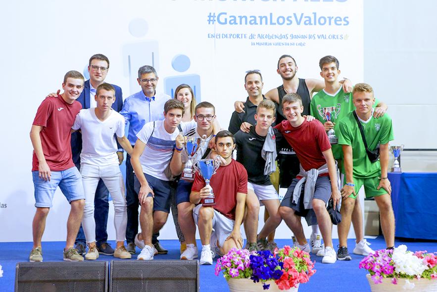 Alcalde Rafael Sánchez, concejal Miguel Ángel Arranz y deportistas. Entrega Premios Competiciones Locales 2018-19 