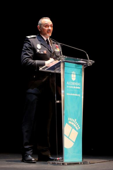 Entrega Premios Atenea y Hombres por la Igualdad - Imagen del discurso del policía municipal premiado Alfonso Toribio.