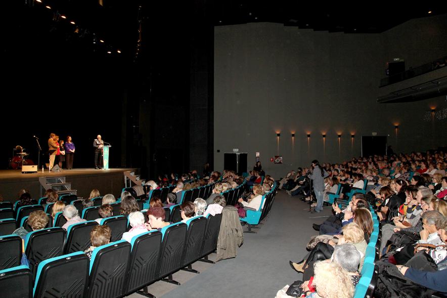 Entrega Premios Atenea y Hombres por la Igualdad - Imagen lateral del teatro y al fondo   el escenario.