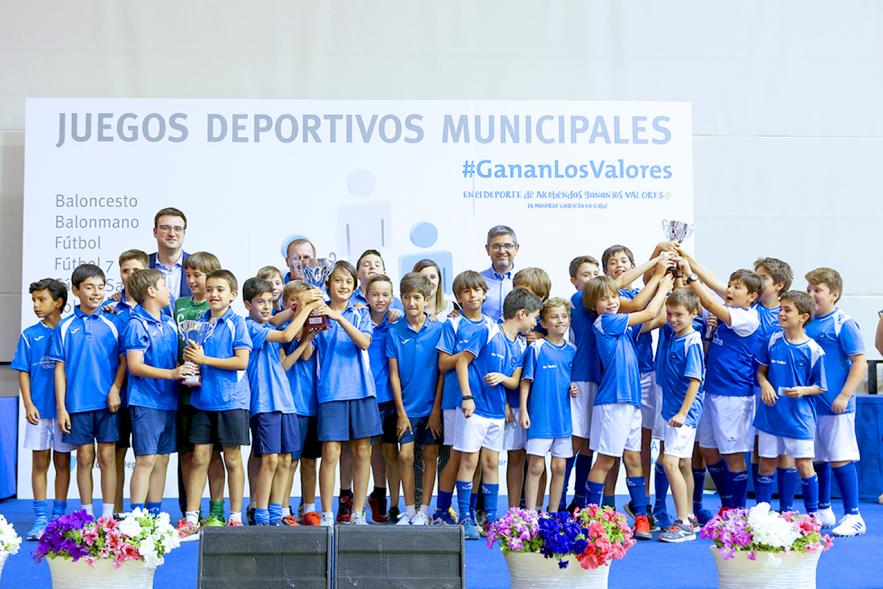 Alcalde Rafael Sánchez, concejal Miguel Ángel Arranz y deportistas. Entrega Premios Competiciones Locales 2018-19 - 