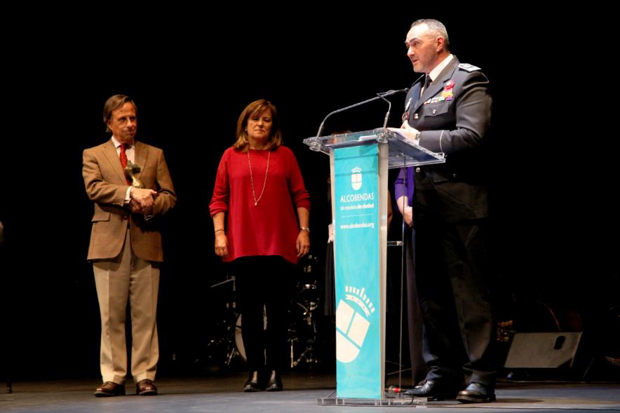 Entrega Premios Atenea y Hombres por la Igualdad - Imagen del discurso del policía municipal premiado Alfonso Toribio.