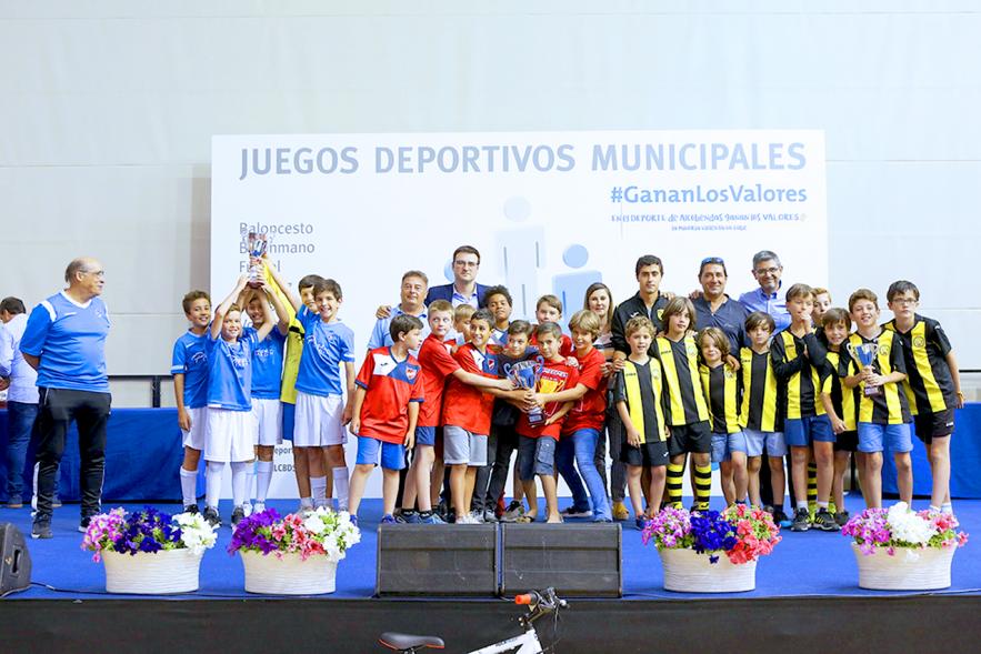 Alcalde Rafael Sánchez, concejales María Espín, Miguel Ángel Arranz y deportistas. Entrega Premios Competiciones Locales 2018-19 - 
