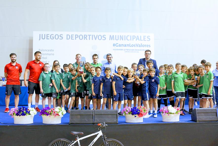 Alcalde Rafael Sánchez, concejal Miguel Ángel Arranz y deportista. Entrega Premios Competiciones Locales 2018-19 - 