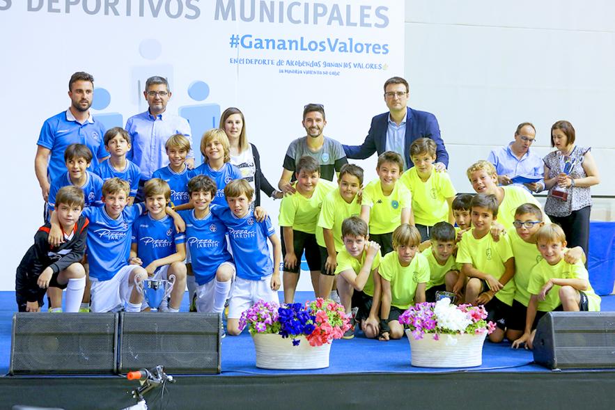 Alcalde Rafael Sánchez, concejales María Espín, Miguel Ángel Arranz, entrenadores y deportista. Entrega Premios Competiciones Locales 2018-19 
