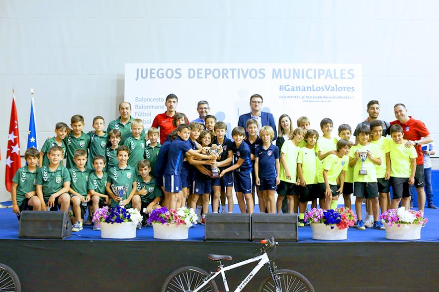 Alcalde Rafael Sánchez, concejal  Miguel Ángel Arranz, deportistas y autoridades.  Entrega Premios Competiciones Locales 2018-19