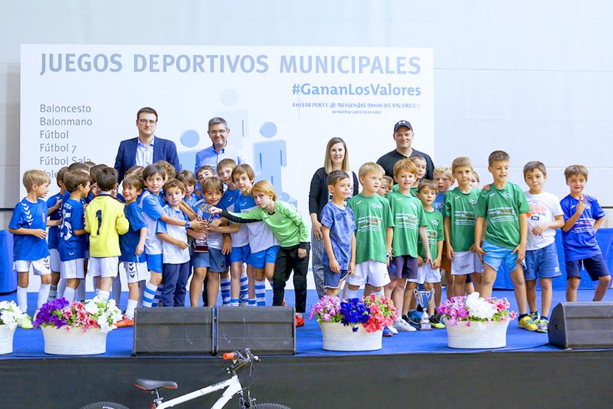 Alcalde Rafael Sánchez, concejales María Espín, Miguel Ángel Arranz, deportistas y entrenador. Entrega Premios Competiciones Locales 2018-19 