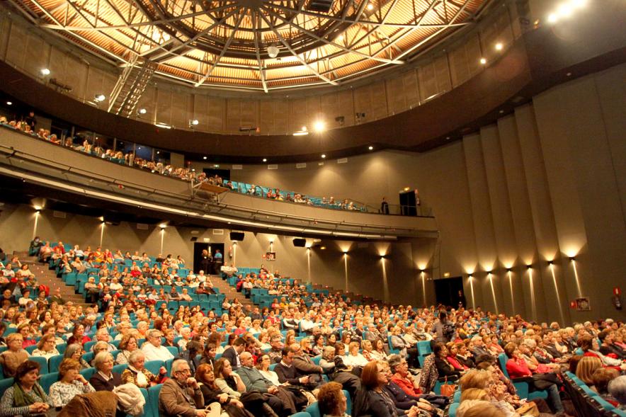 Entrega Premios Atenea y Hombres por la Igualdad - Panorámica del interior del teatro muy iluminado.