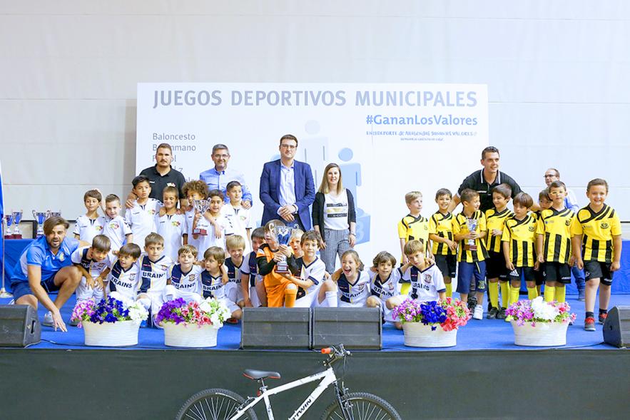 Alcalde Rafael Sánchez, concejales María Espín, Miguel Ángel Arranz,  entrenadores y deportistas. Entrega Premios Competiciones Locales 2018-19 