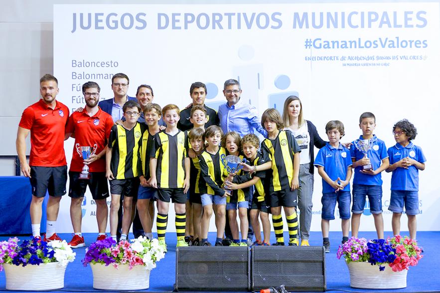 Alcalde Rafael Sánchez, concejales María Espín, Miguel Ángel Arranz, entrenadores y deportistas.  Entrega Premios Competiciones Locales 2018-19 -