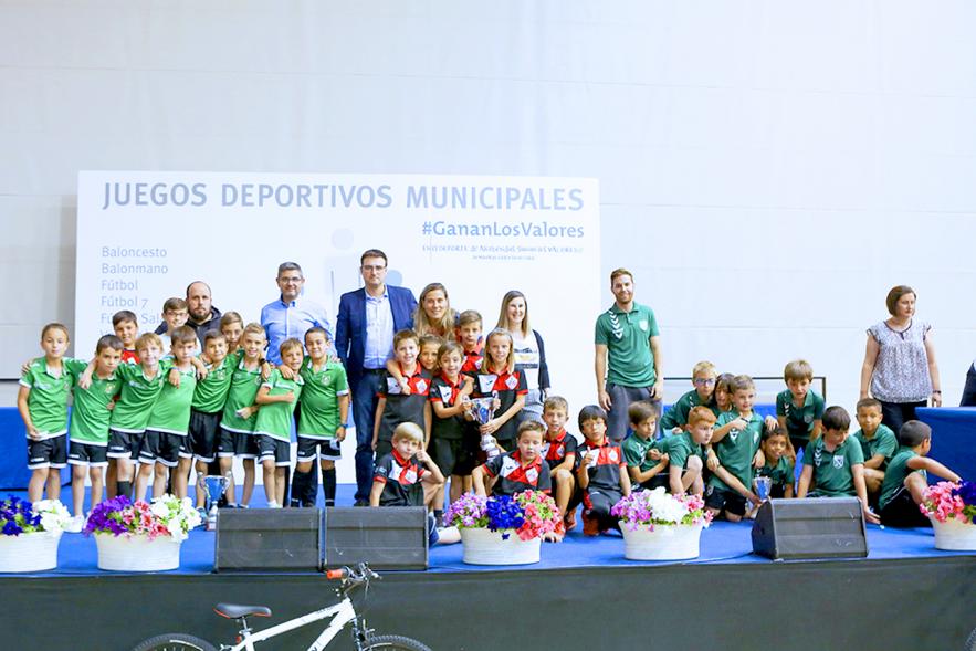 Alcalde Rafael Sánchez, concejales María Espín, Miguel Ángel Arranz, entrenadores y deportistas. Entrega Premios Competiciones Locales 2018-19 -