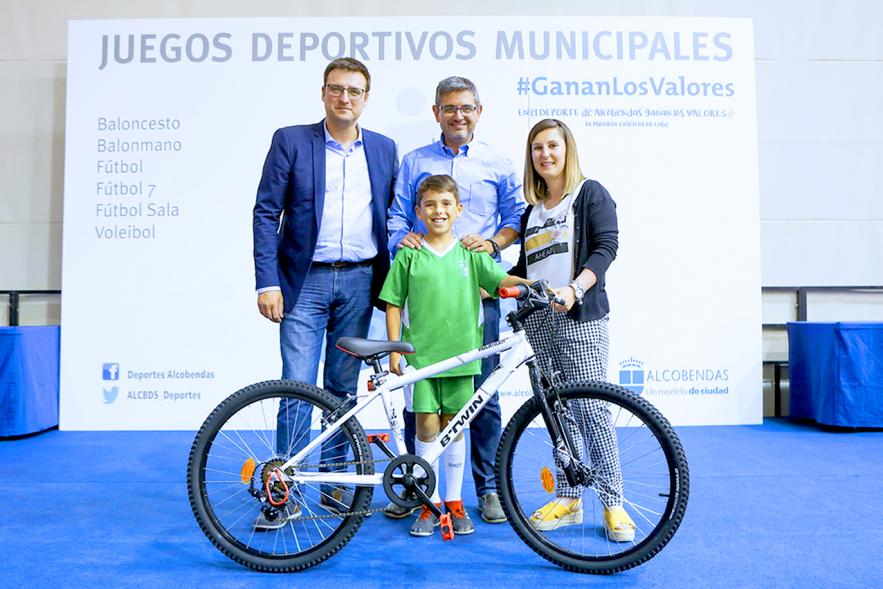 Alcalde Rafael Sánchez, concejales María Espín, Miguel Ángel Arranz y ciclista. Entrega Premios Competiciones Locales 2018-19 -