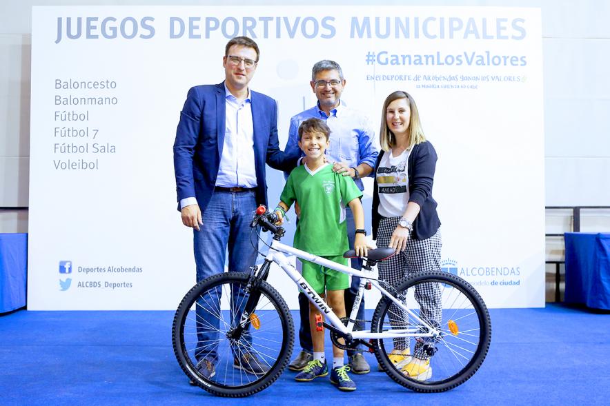 Alcalde Rafael Sánchez, concejales María Espín, Miguel Ángel Arranz y ciclista. Entrega Premios Competiciones Locales 2018-19 