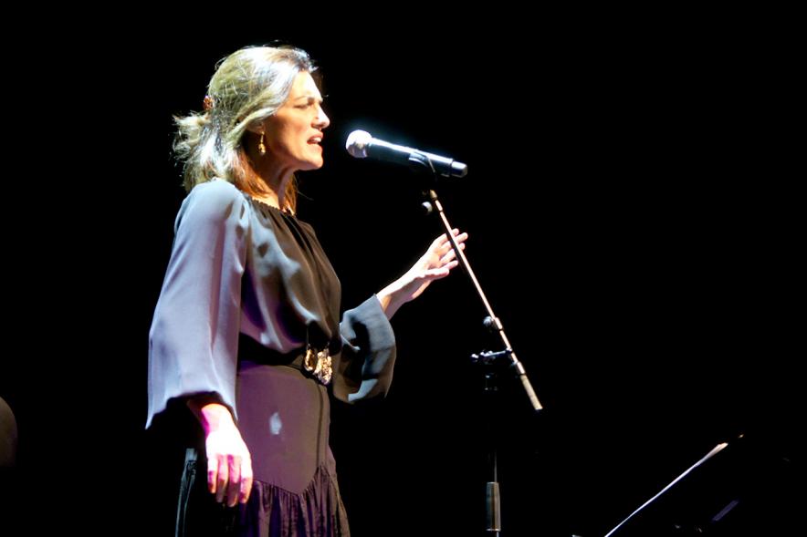 Entrega Premios Atenea y Hombres por la Igualdad -  Primer plano de la actuación femenina musical.