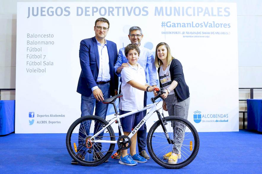 Alcalde Rafael Sánchez, concejales María Espín, Miguel Ángel Arranz y ciclista. Entrega Premios Competiciones Locales 2018-19