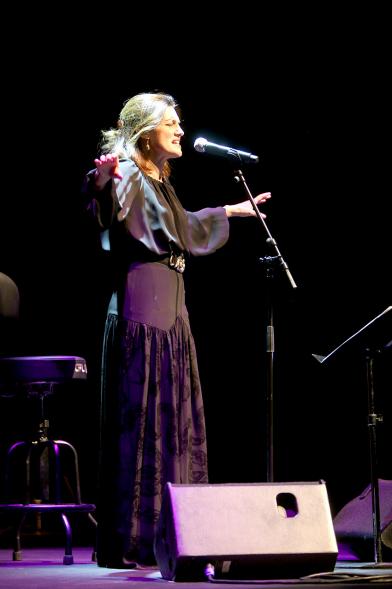 Entrega Premios Atenea y Hombres por la Igualdad -  Primer plano de la actuación femenina musical.