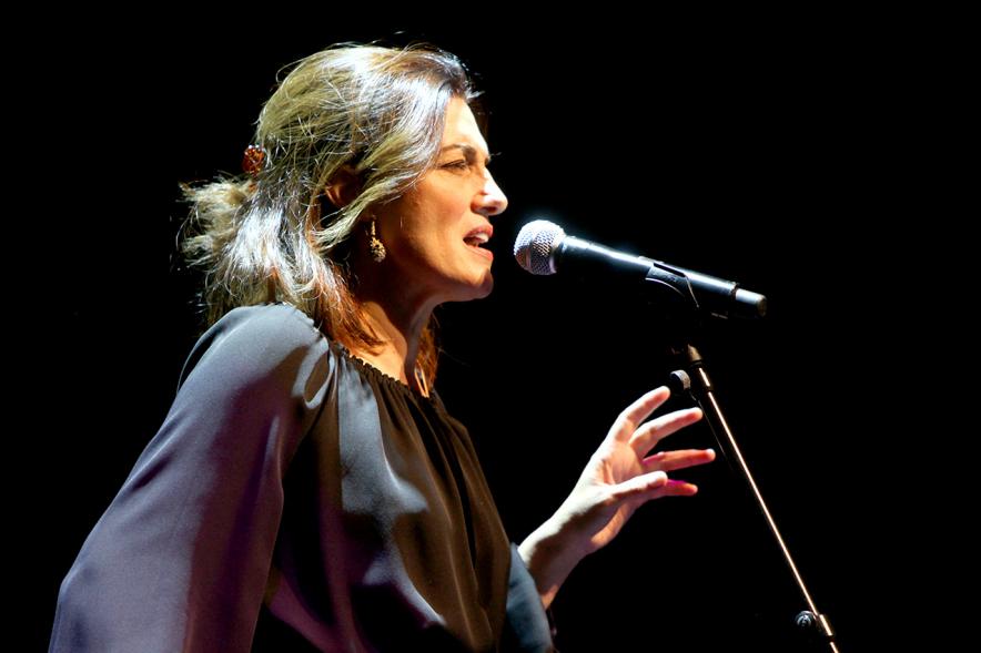 Entrega Premios Atenea y Hombres por la Igualdad -  Primer plano de la actuación femenina musical.