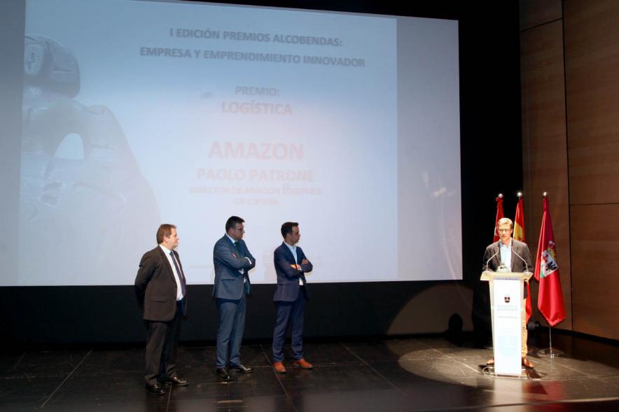 Ponente y autoridades en los Premios Alcobendas Emprendedores 2019
