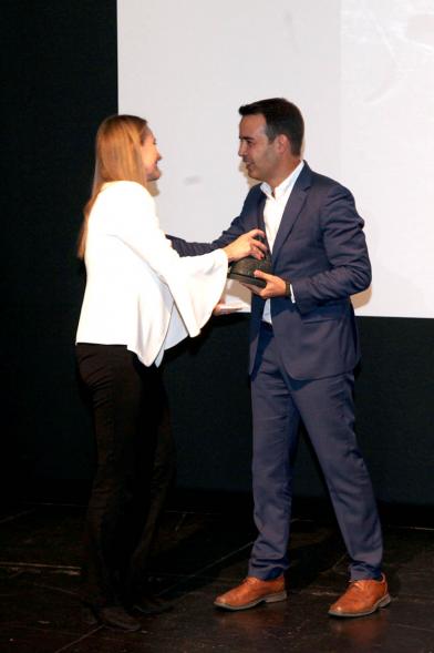 Concejal Roberto Fraile Herrera entregando estatuilla al premiado - 2019 