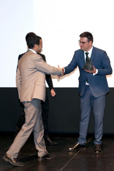 Concejal Miguel Ángel Arranz entregando estatuilla al premiado – 2019