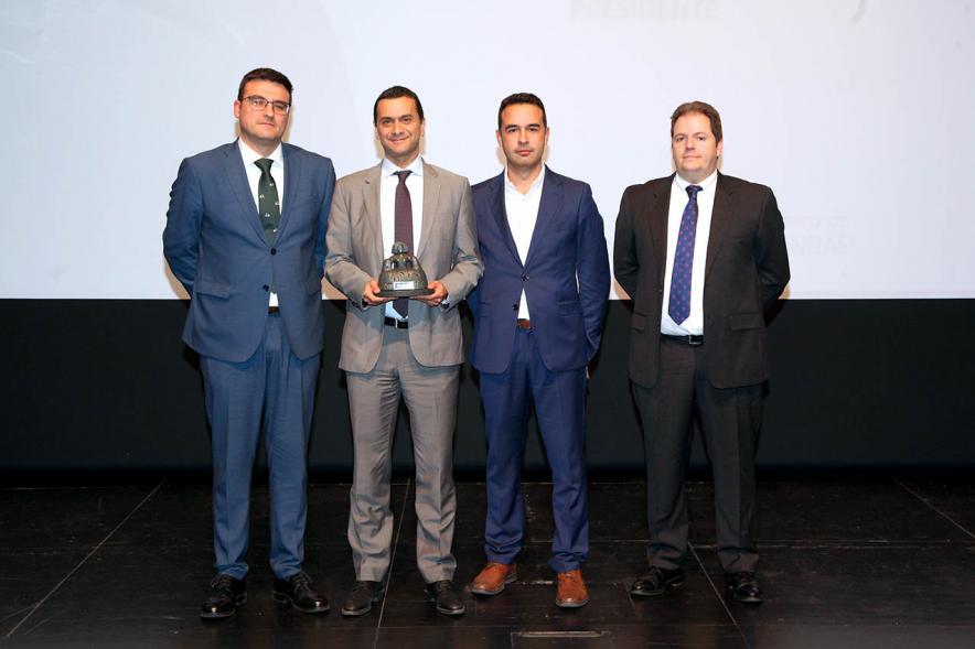 Concejales Miguel Ángel Arranz, Roberto Fraile Herrera, Alejandro Suarez Sánchez (CEO) y premiado