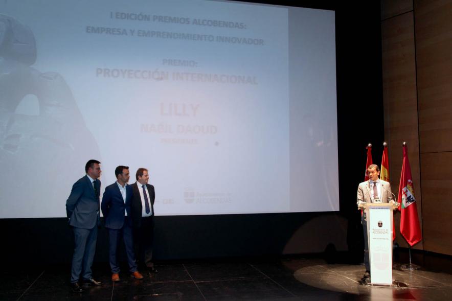 Ponente y autoridades en los Premios Alcobendas Emprendedores 2019