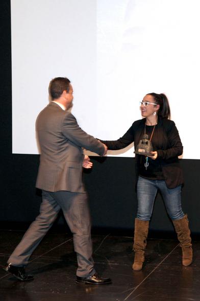 Concejala Cristina Martínez entregando estatuilla al premiado - 2019 