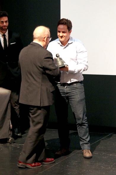 Autoridad entregando estatuilla al premiado – 2019