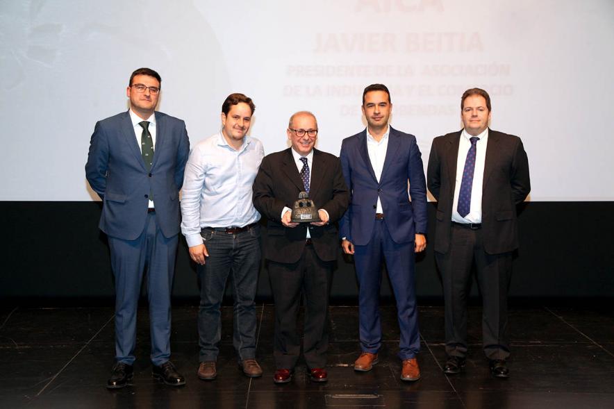 Concejales Miguel Ángel Arranz, Roberto Fraile Herrera, Alejandro Suarez Sánchez (CEO) y premiado