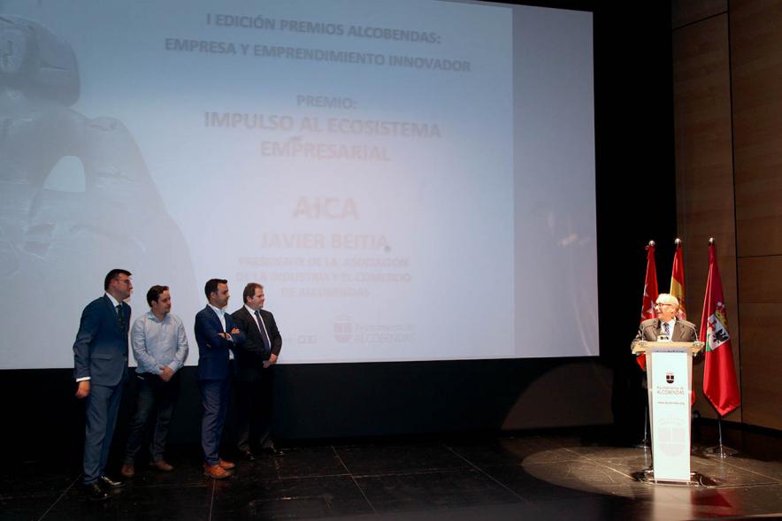 Ponente y autoridades en los Premios Alcobendas Emprendedores 2019