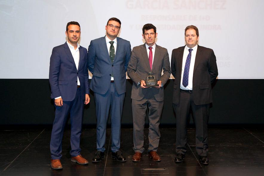 Autoridades y premiado.  2019 